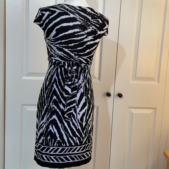 Sweet Storm Black/White S Cap Sleeve Dress Ties in the Back - Picture 4 of 14